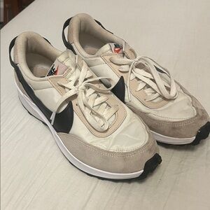 Nike women’s waffle Cream and Black Sneakers